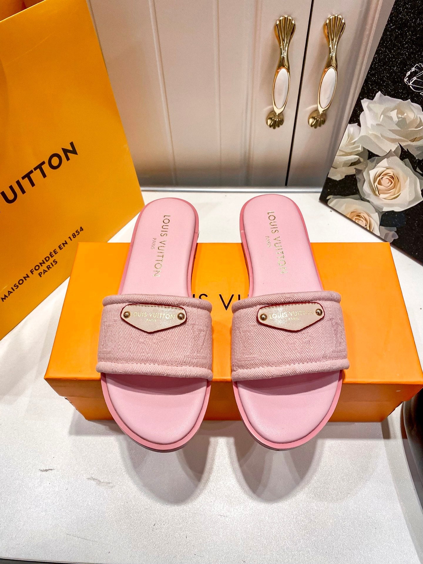 LOU* 25 Flats