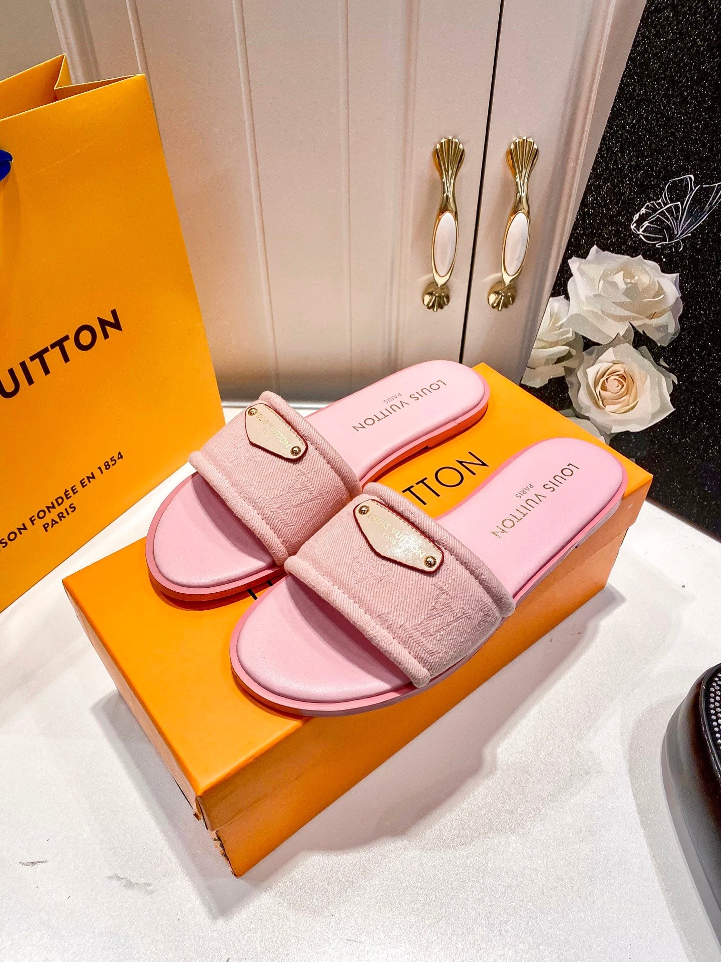 LOU* 25 Flats