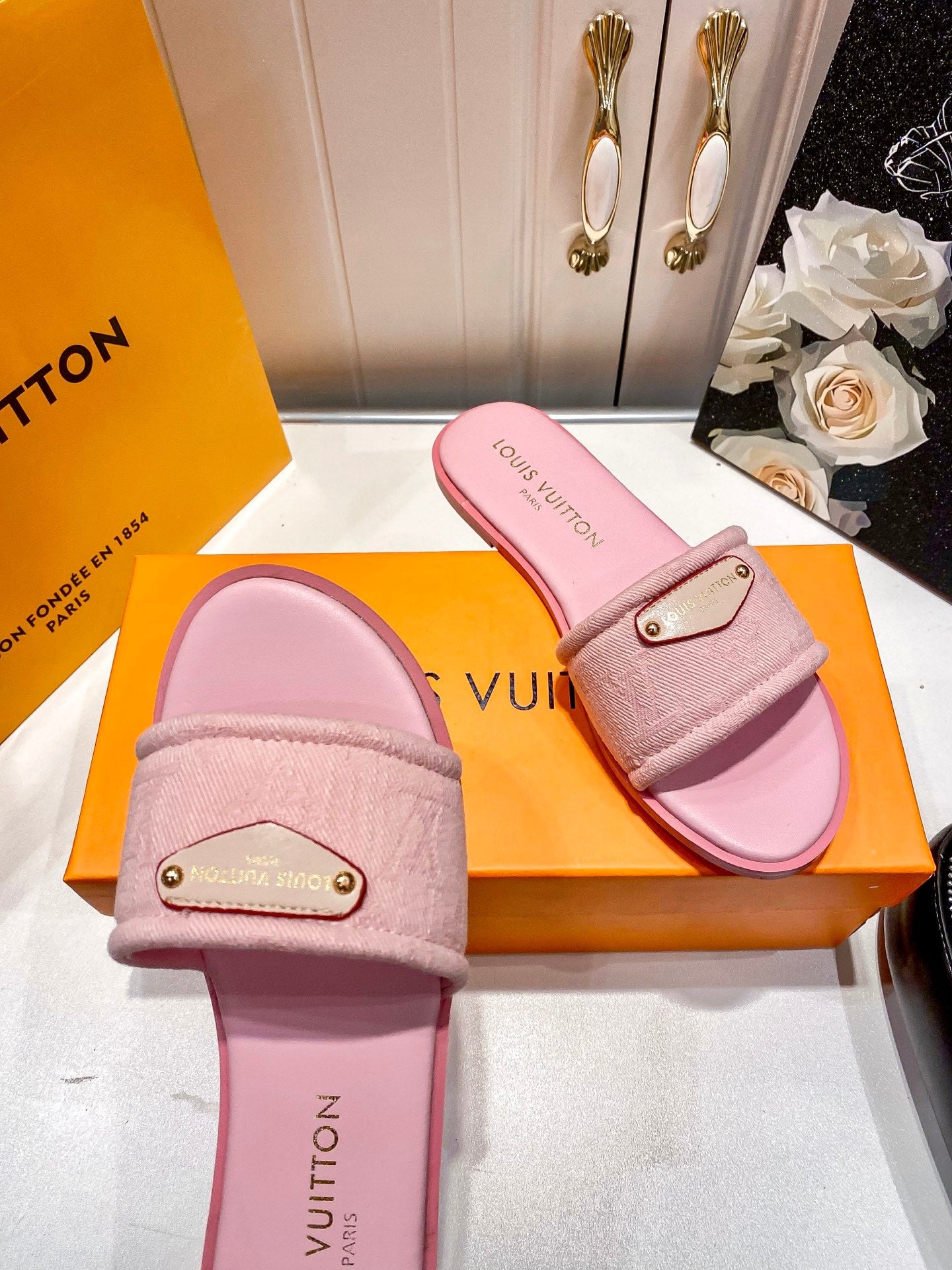 LOU* 25 Flats