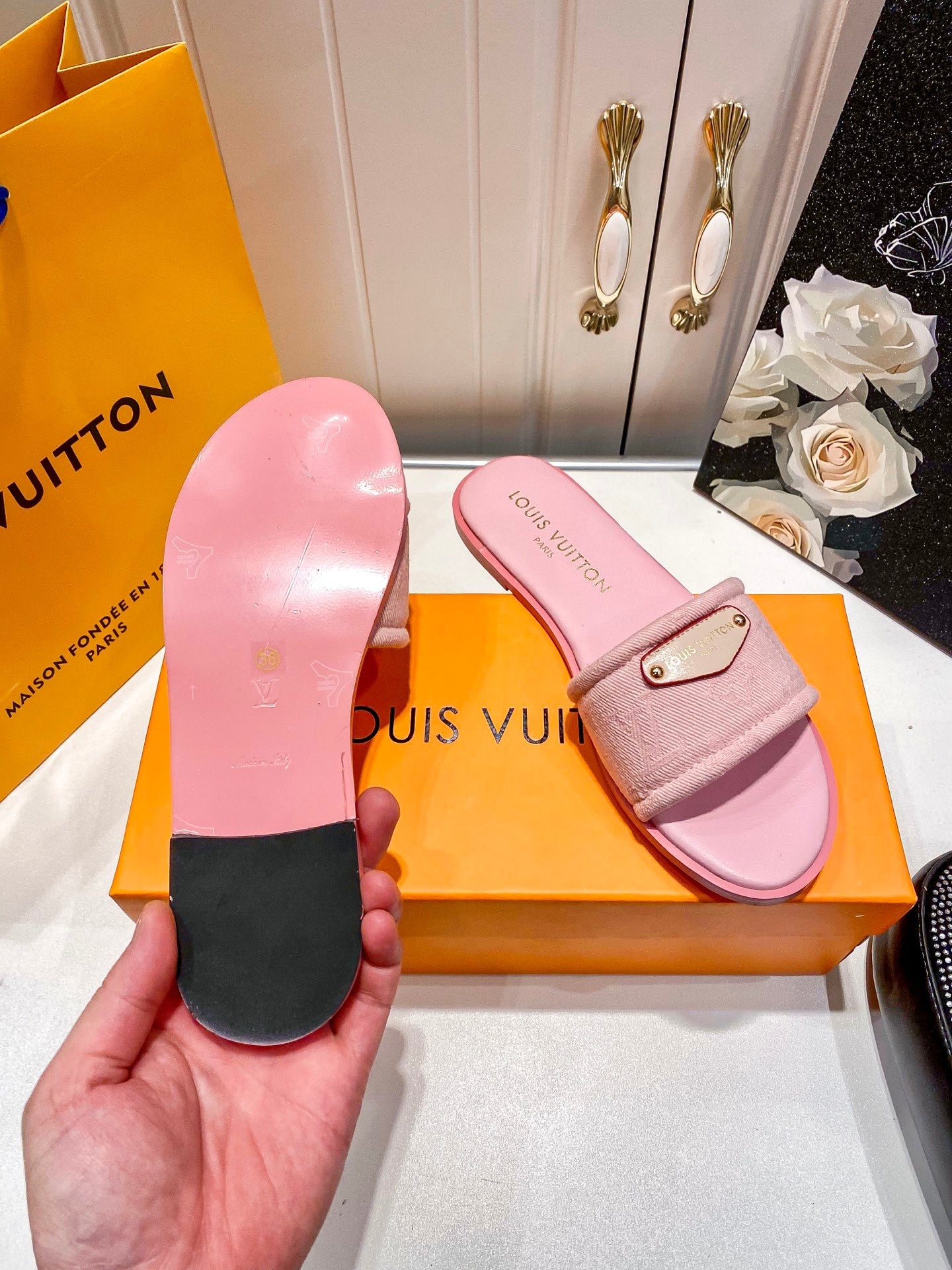 LOU* 25 Flats