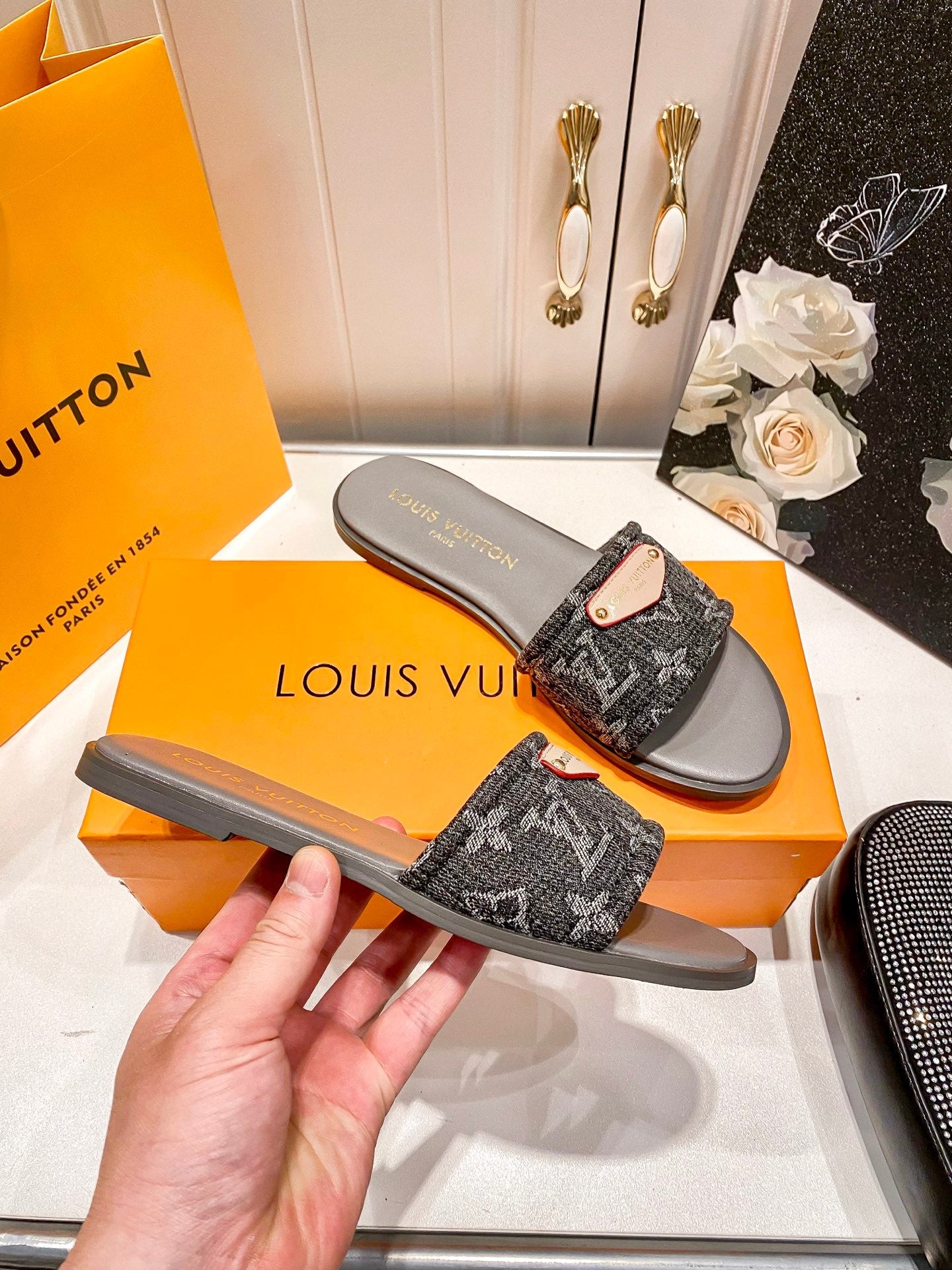 LOU* 25 Flats