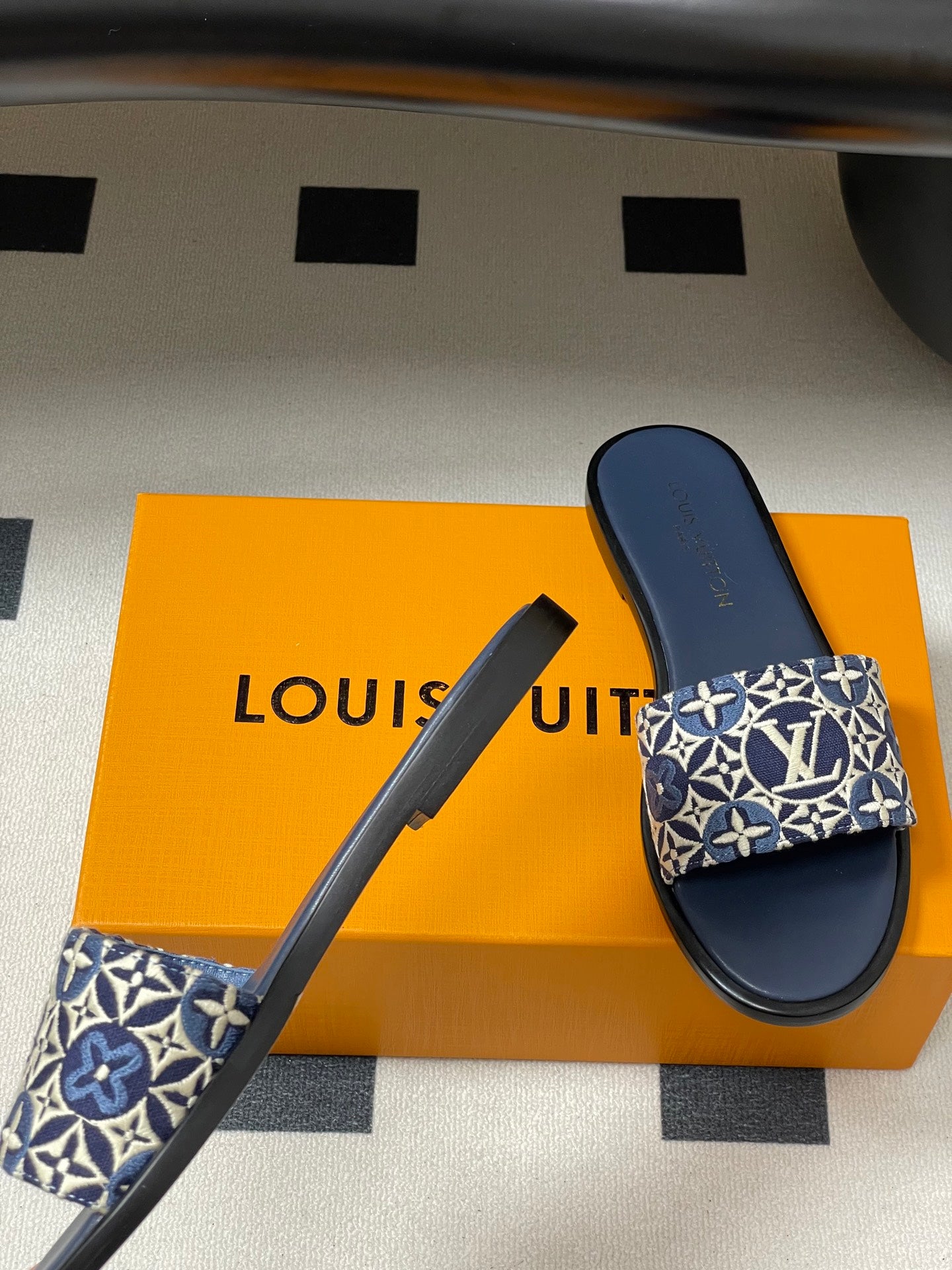 LOU* 25SS embroidered flat slippers VIP