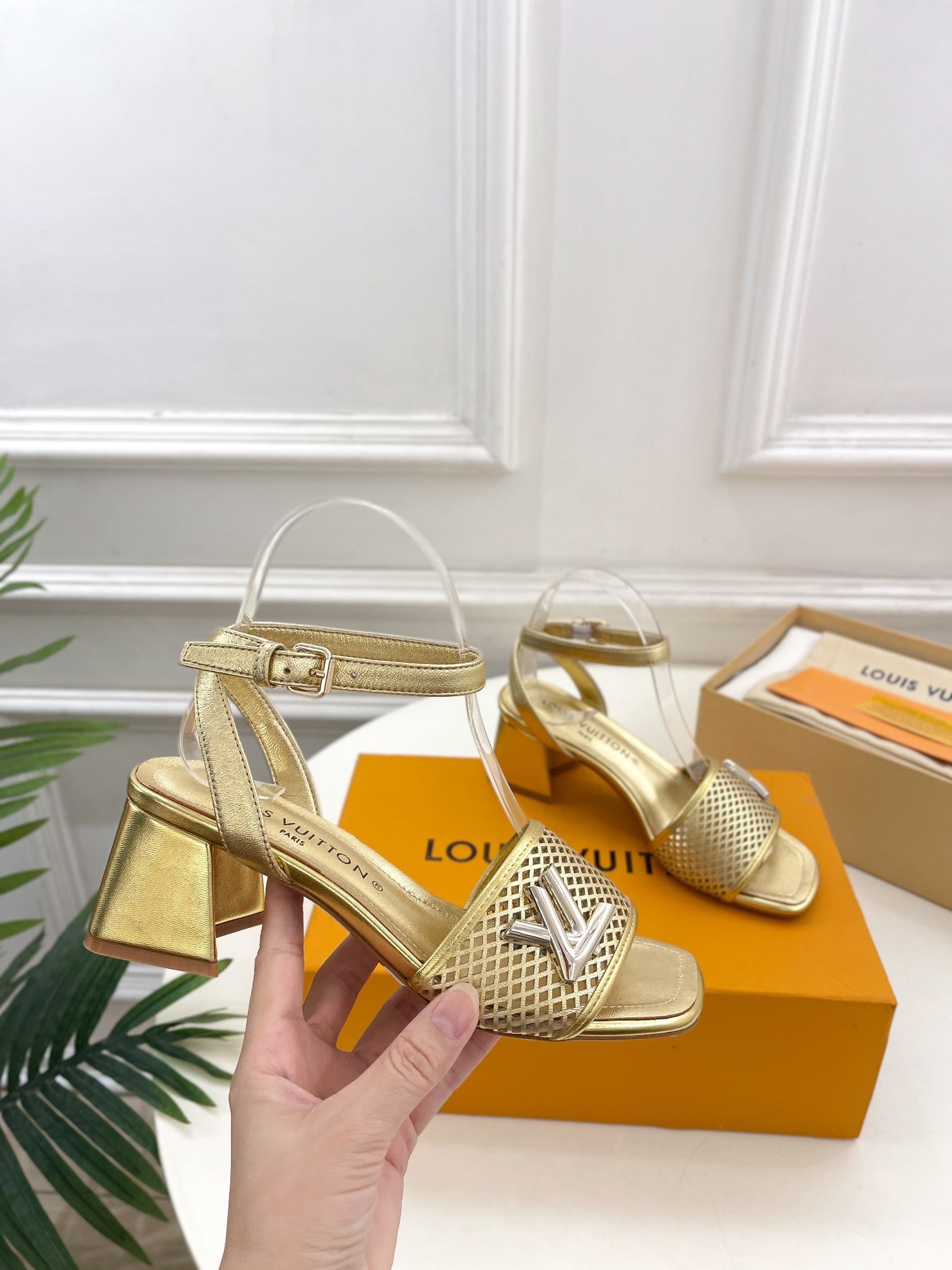 New gold Louis Vuitton sandals vip1:1